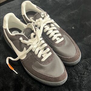 Nike Men's Gray and Cream Sneakers